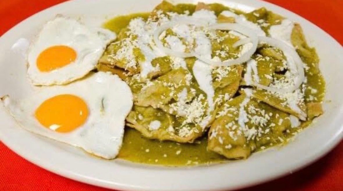Chilaquiles verdes con huevo — desayunos caseros en Restaurante Tita