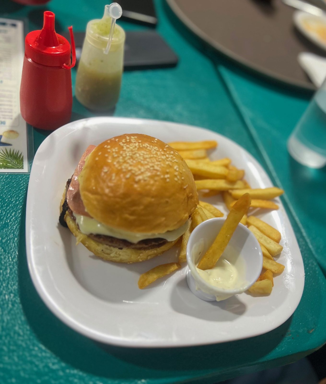 Hamburguesa con papas fritas — Restaurante Tita, Playa Azul