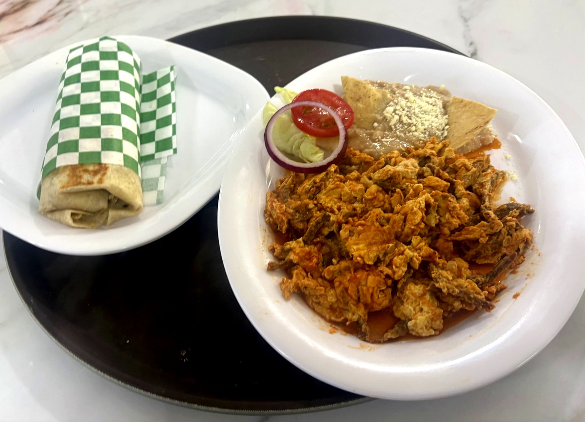 Aporreadillo con huevo y burrito de desayuno con frijoles — cocina michoacana en Restaurante Tita, Playa Azul