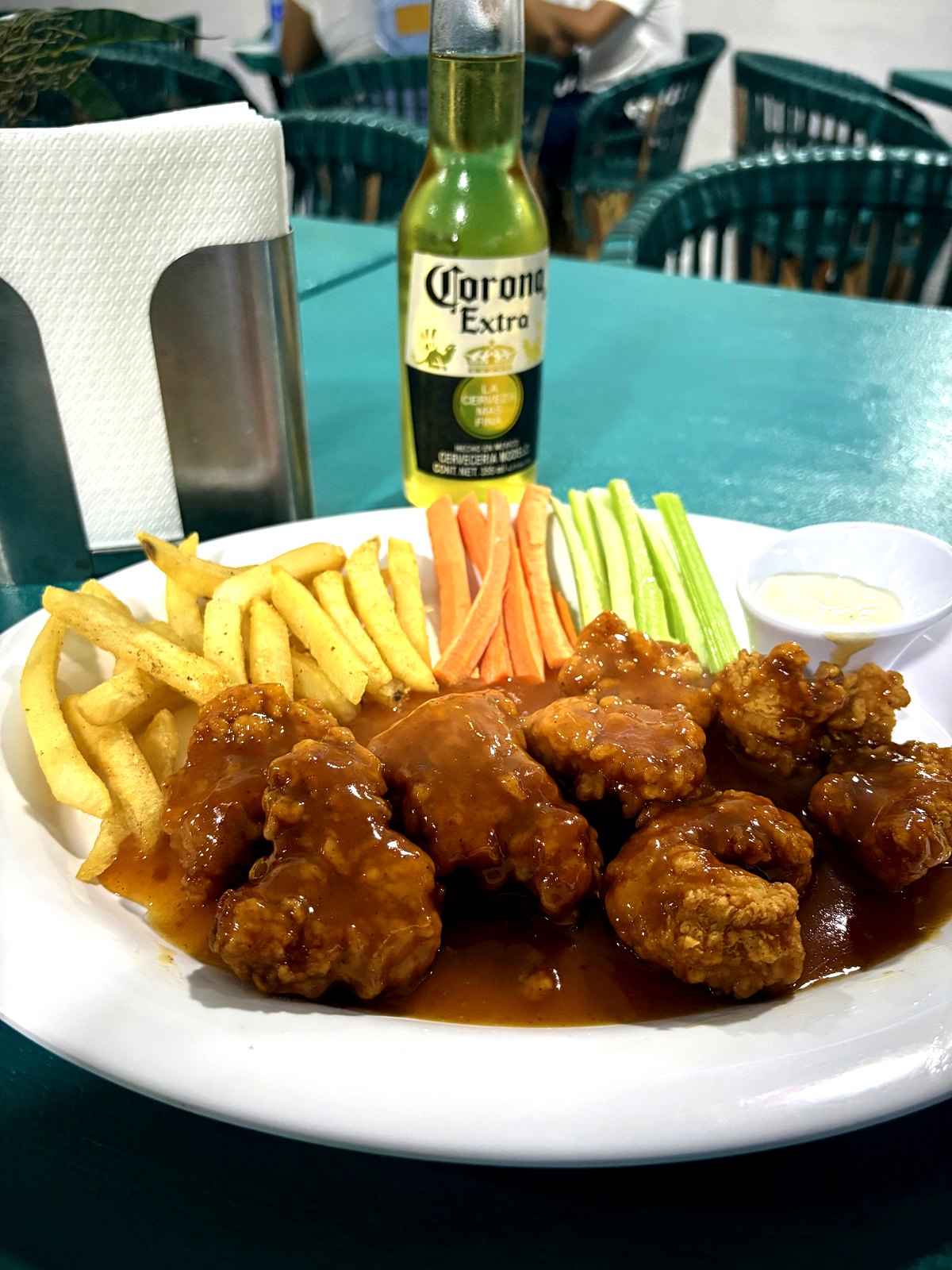 Boneless bañados en salsa con papas, apio, zanahoria y aderezo — Restaurante Tita, Playa Azul