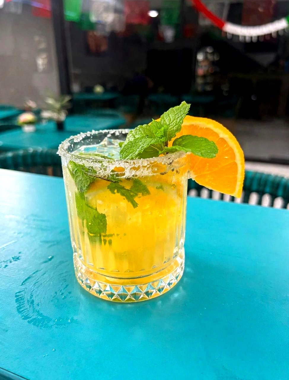 Coctelería de la casa con hierbabuena y naranja — barra de Restaurante Tita, Playa Azul