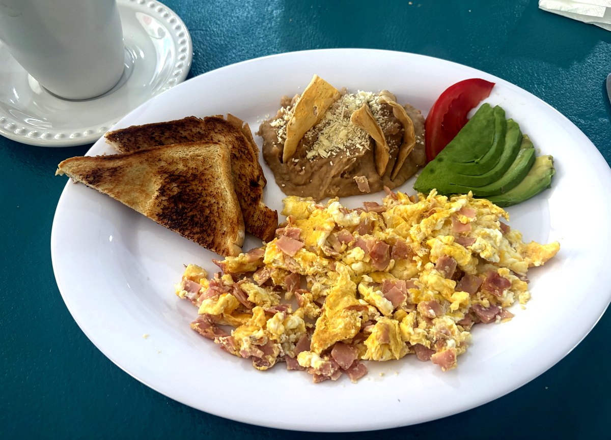 Huevos revueltos con jamón, frijoles, aguacate y pan tostado — Restaurante Tita, Playa Azul