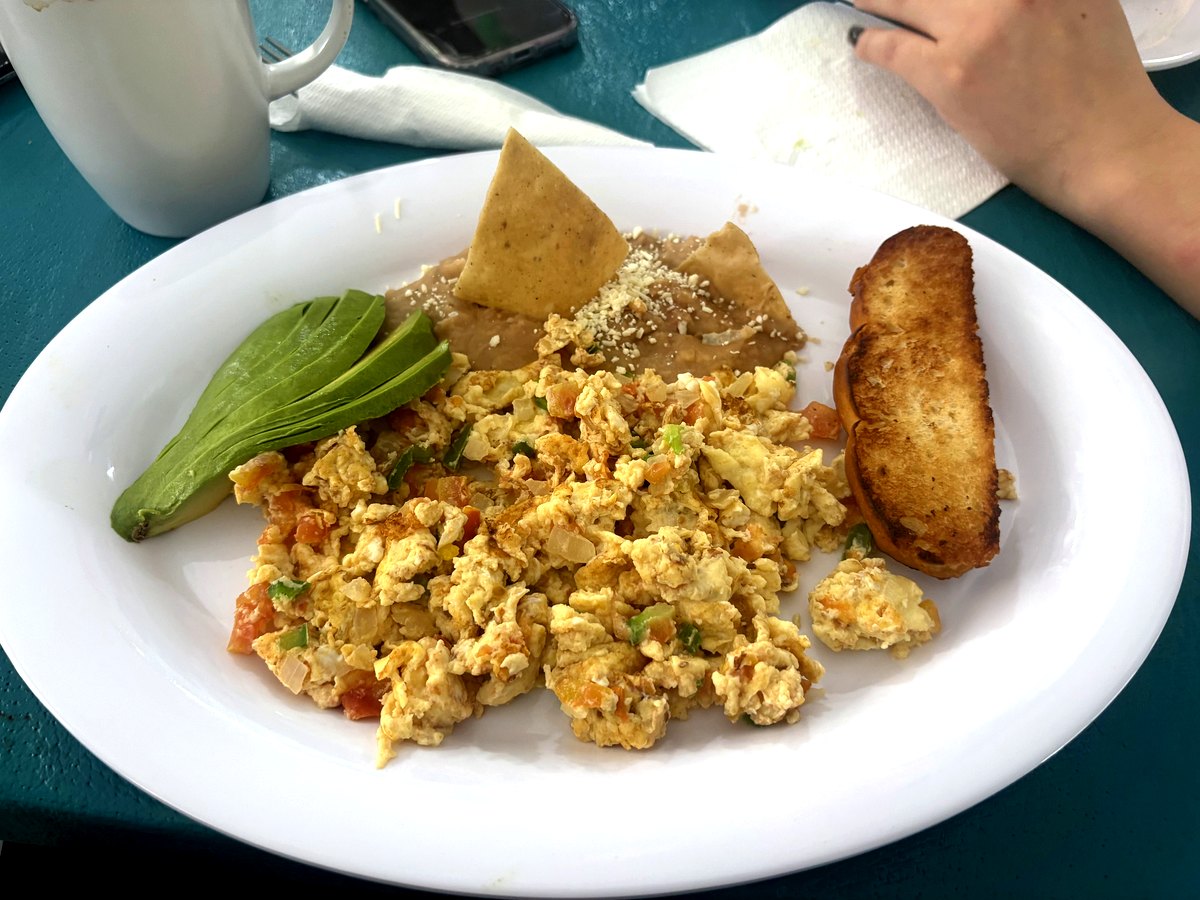Huevos a la mexicana con frijoles y plátano frito — desayunos en Restaurante Tita