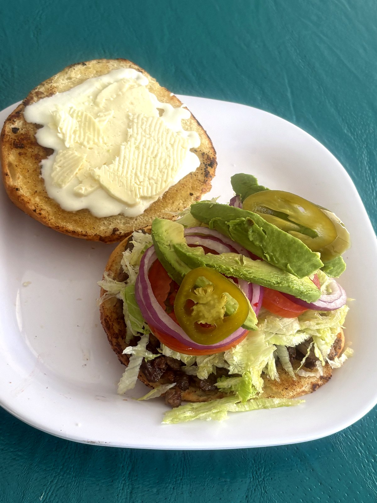 Torta de asada con aguacate, jitomate, cebolla morada y jalapeño — Restaurante Tita